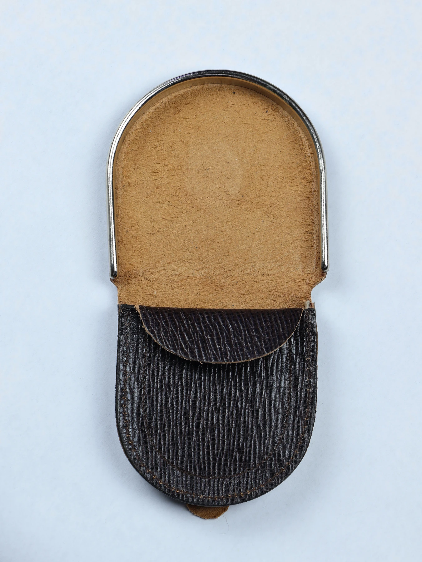 Cartera de piel tacón con aro metálico · Marrón · imagen 2