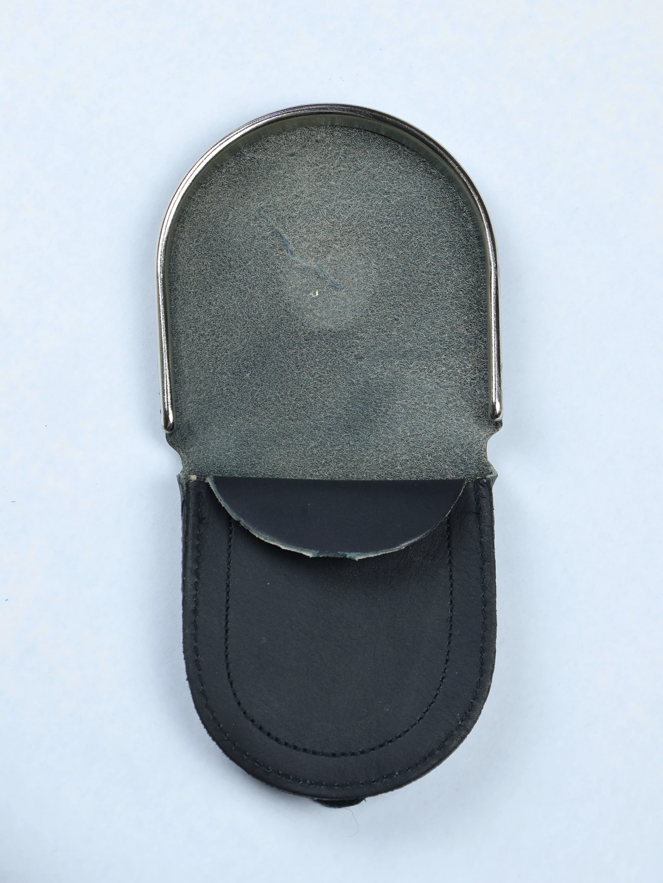 Cartera de piel tacón con aro metálico · Negro · imagen 2