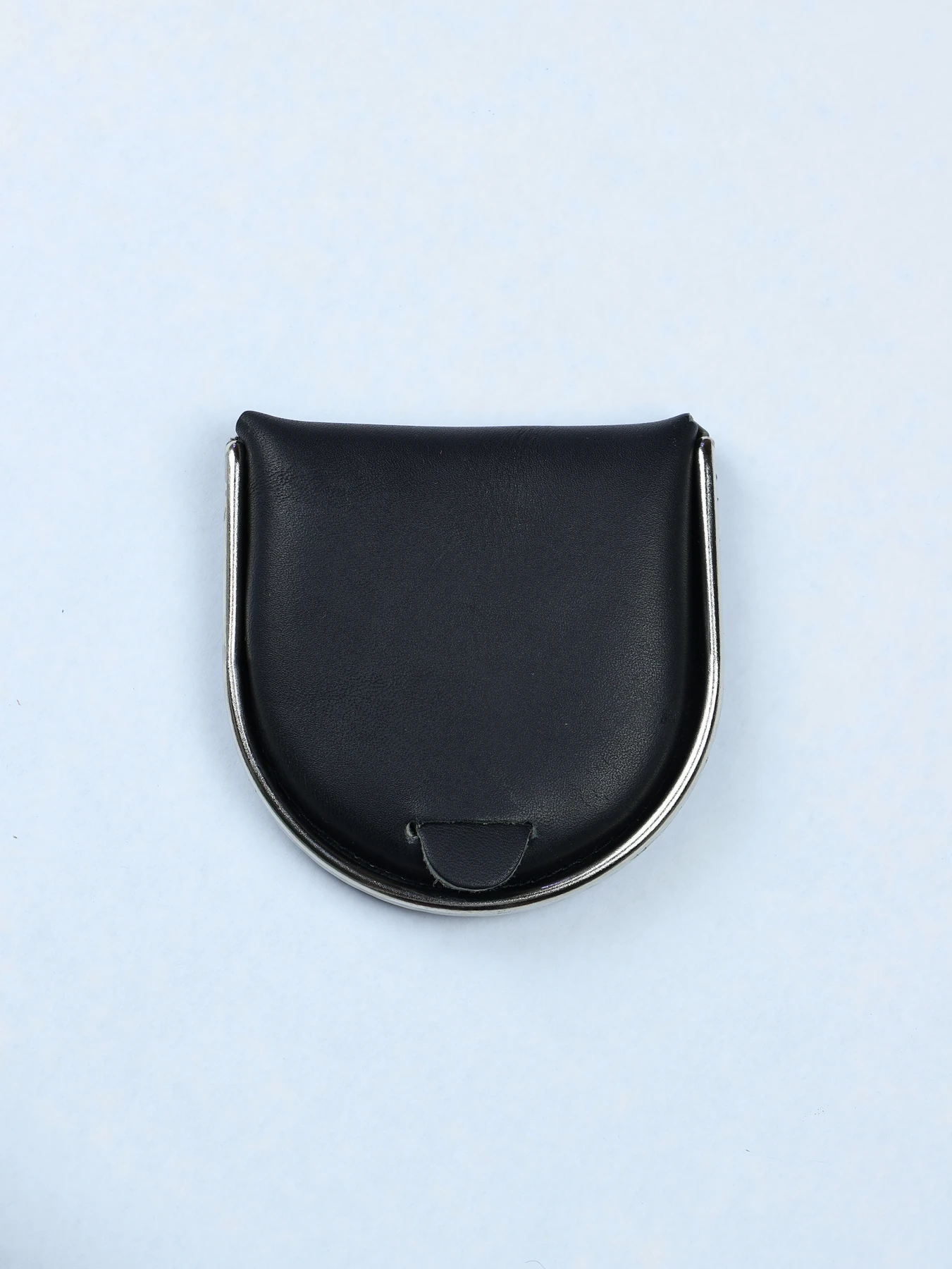 Cartera de piel tacón con aro metálico · Negro · imagen 3