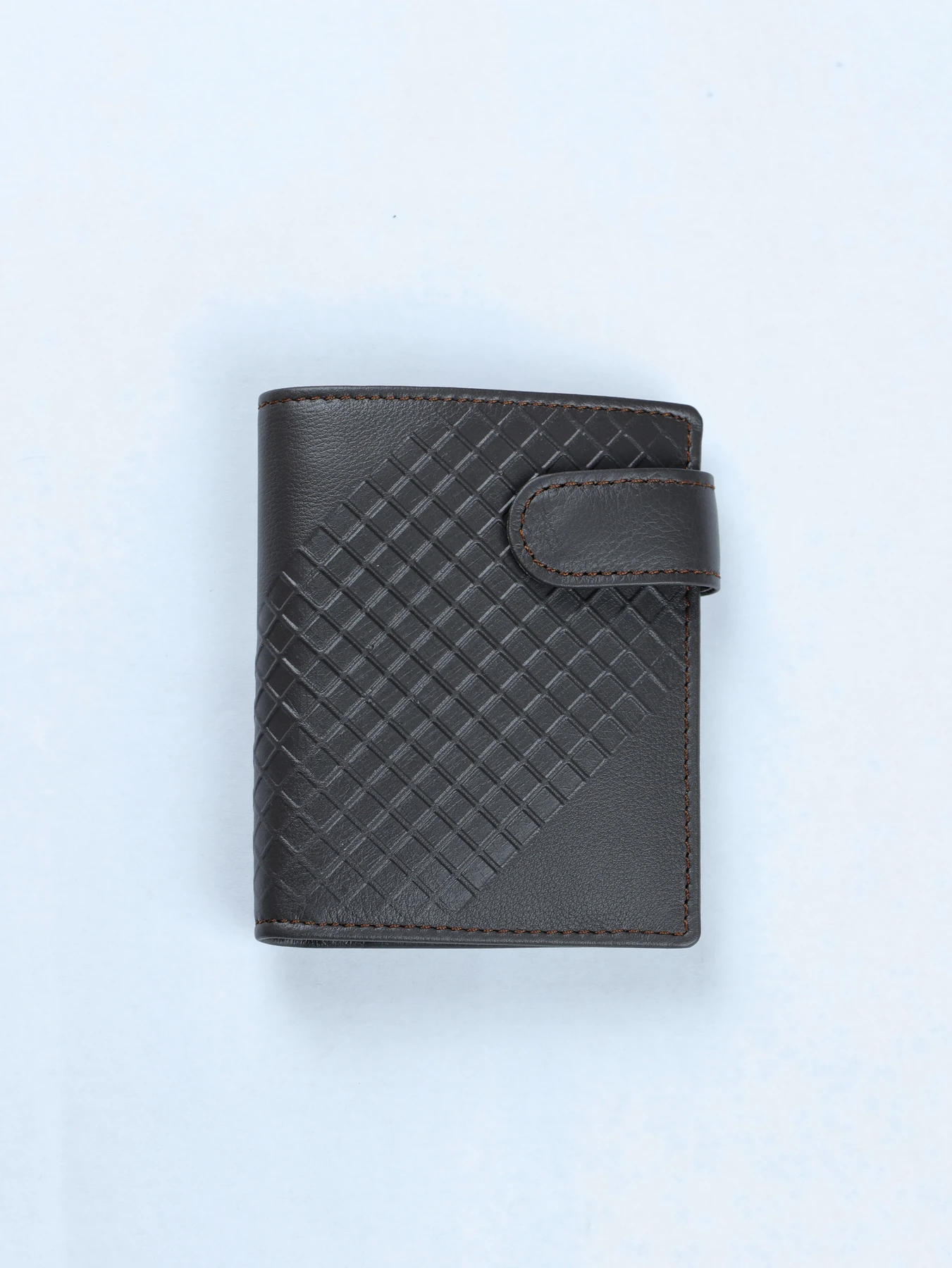 Cartera de piel con grabado trenzado · Marrón · imagen 1