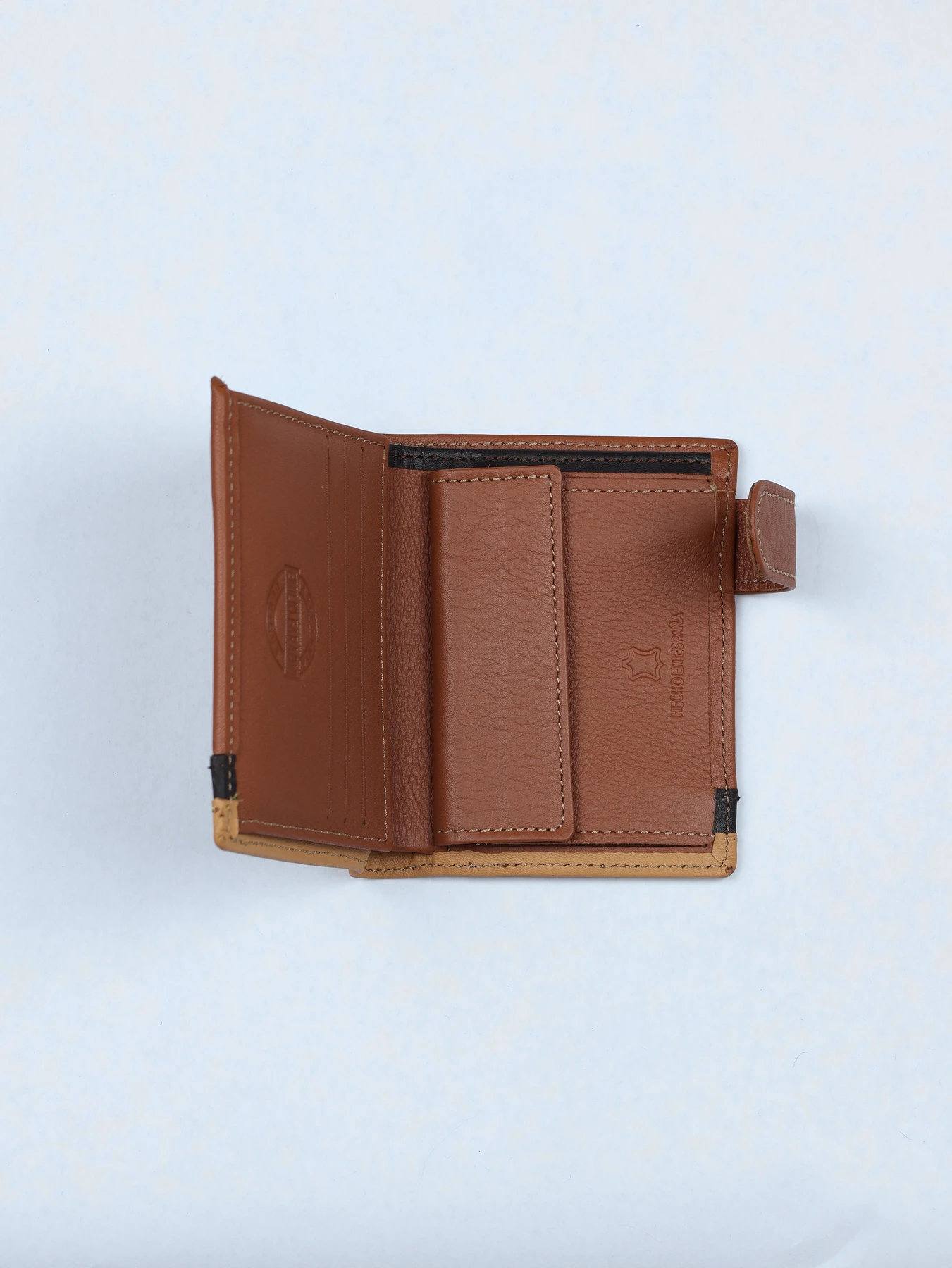 Cartera vertical de piel con bandas en contraste · Cuero · imagen 2