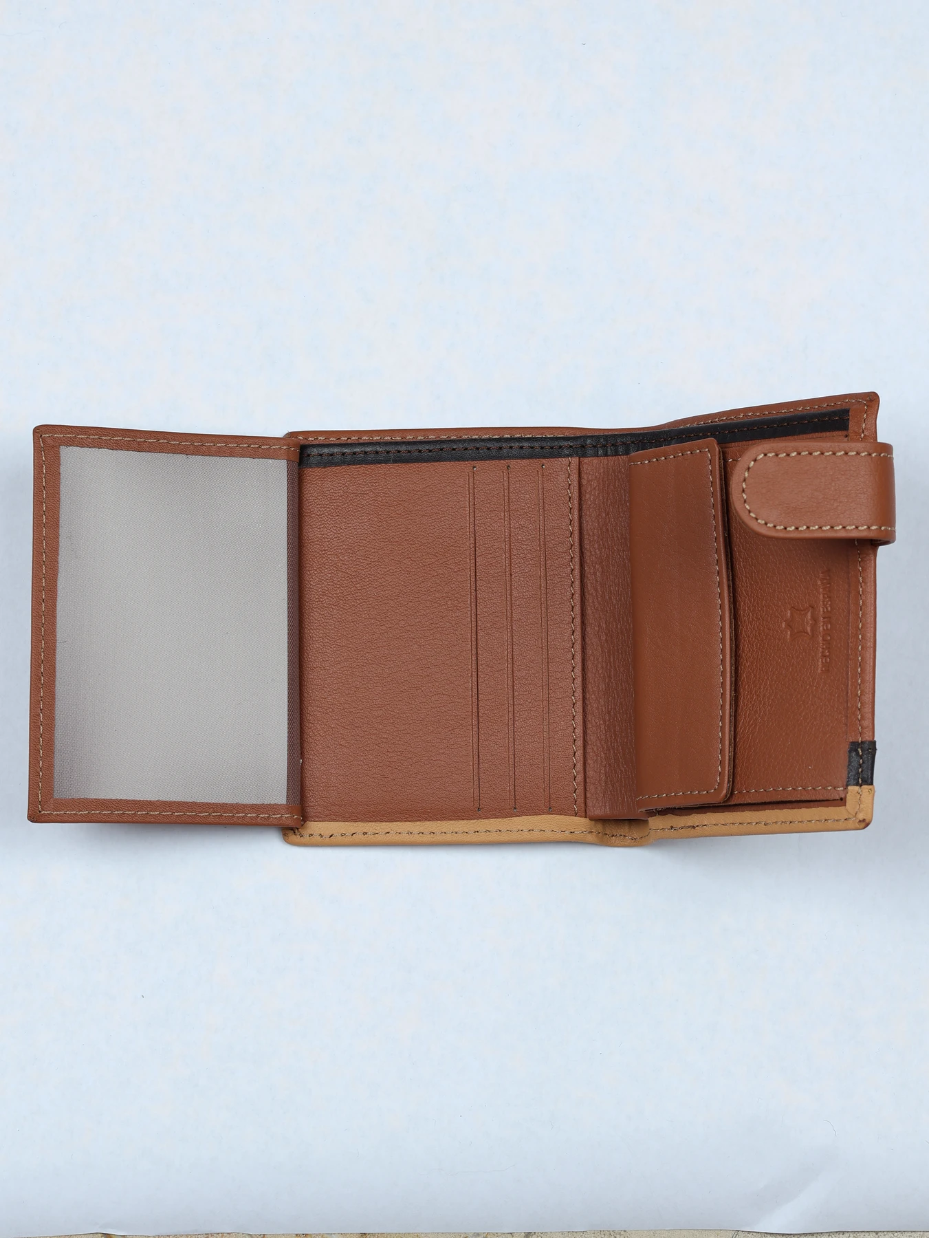 Cartera vertical de piel con bandas en contraste · Cuero · imagen 3