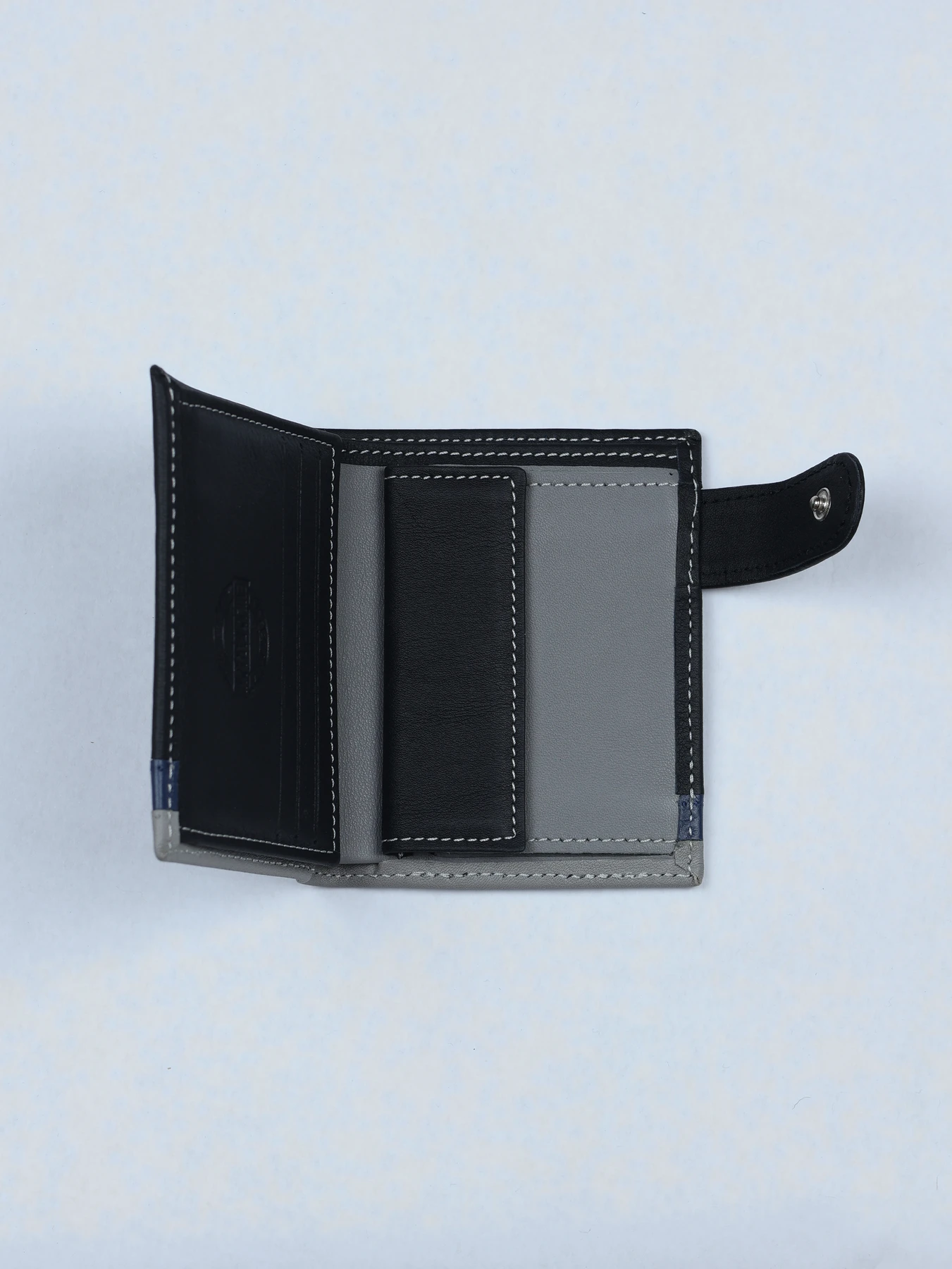 Cartera vertical de piel con bandas en contraste · Negro · imagen 2