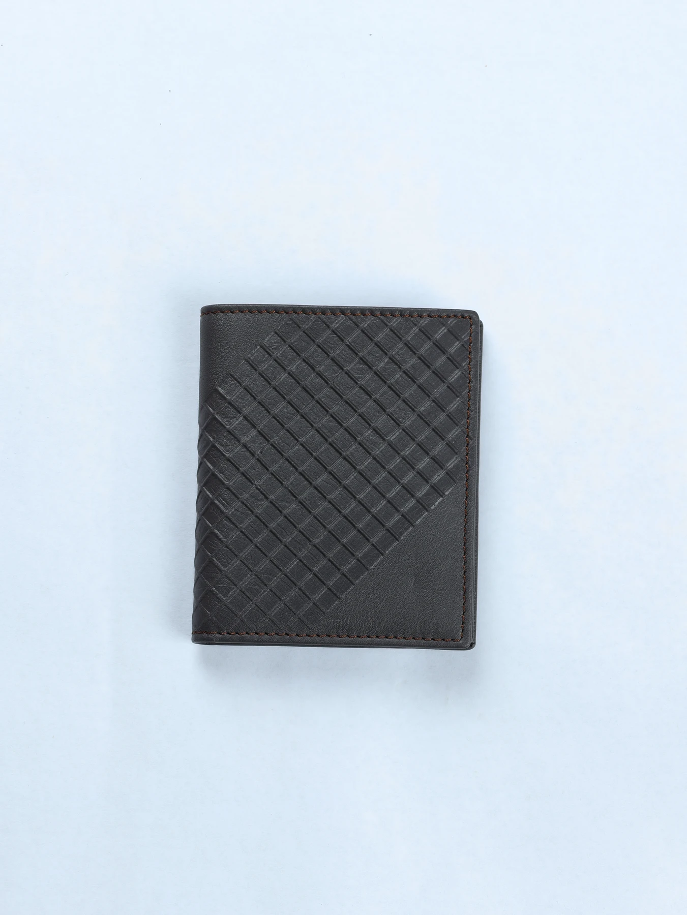 Cartera vertical con grabado trenzado · Marrón · imagen 1