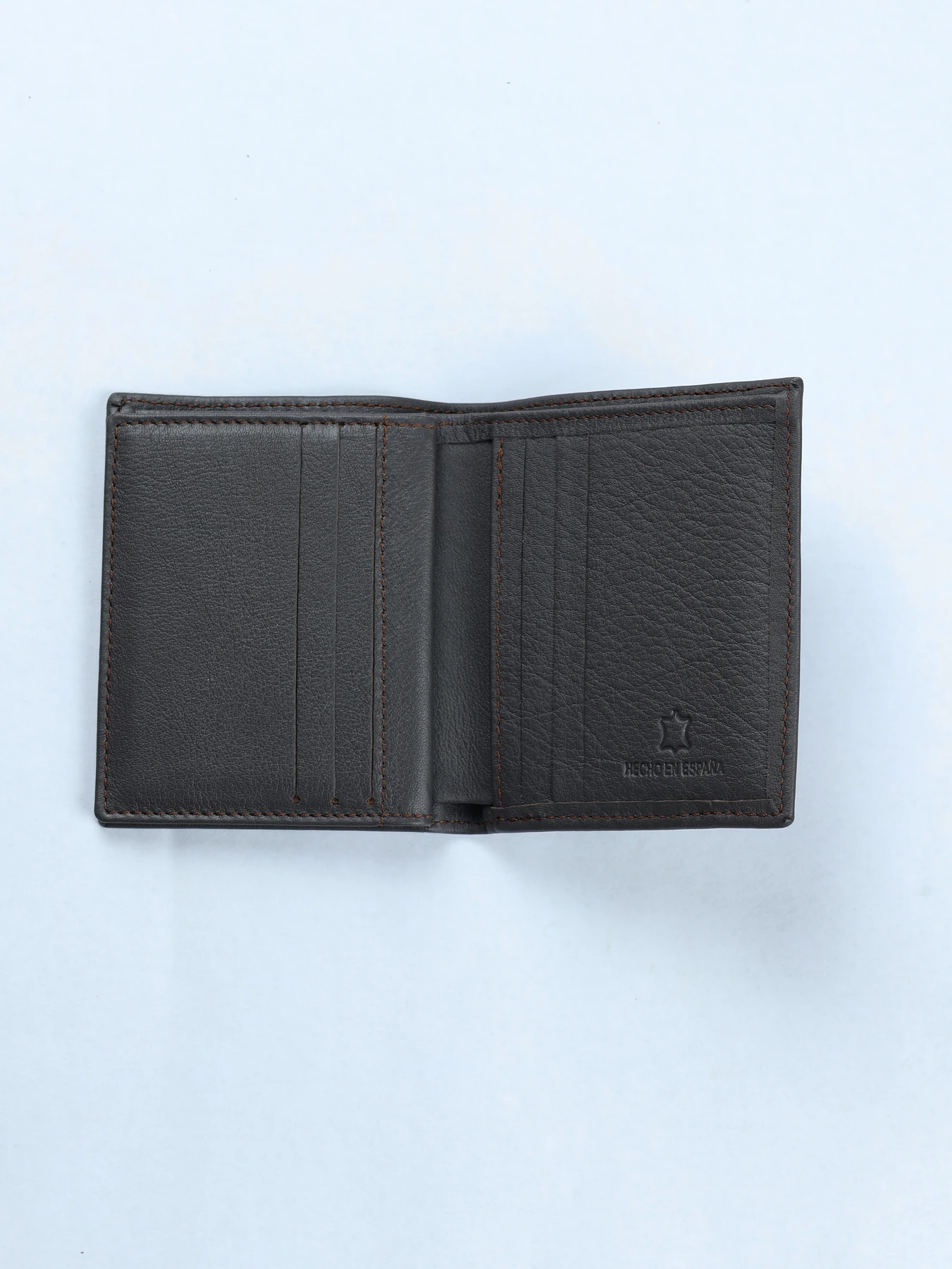 Cartera vertical con grabado trenzado · Marrón · imagen 2