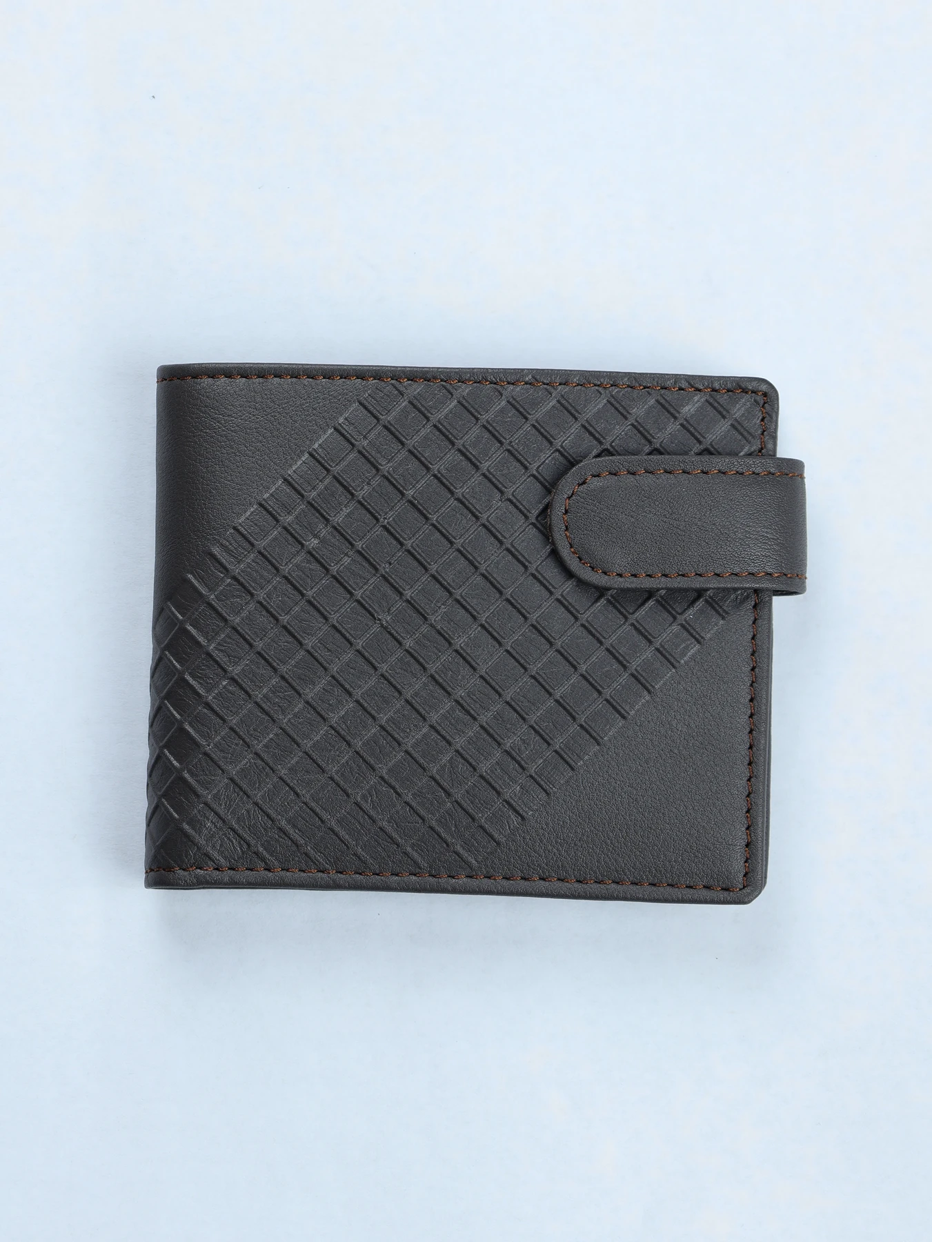 Cartera de piel con grabado trenzado · Marrón · imagen 1