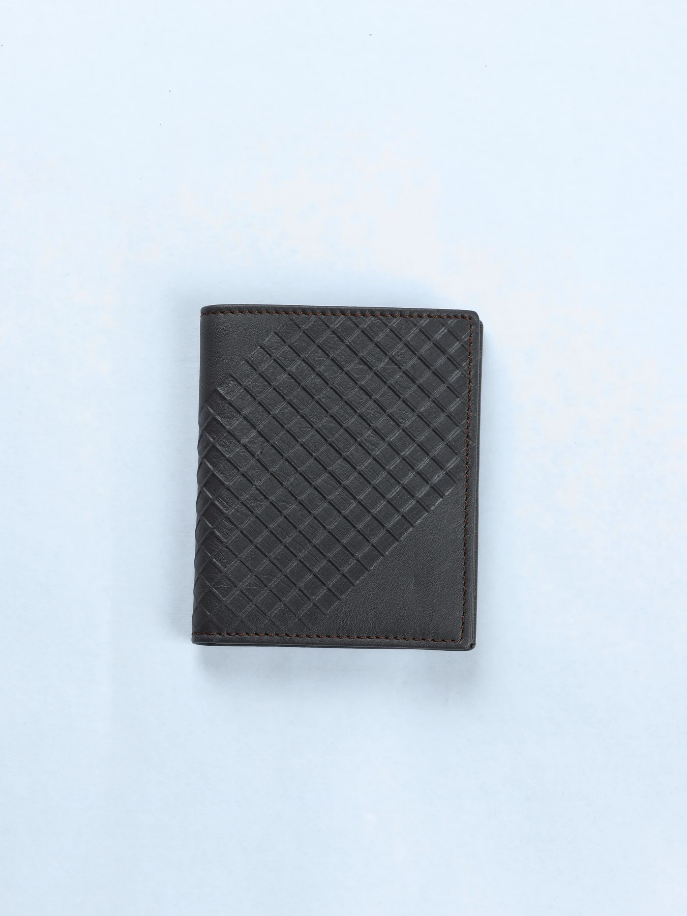 Cartera vertical con grabado trenzado · Marrón · imagen 1