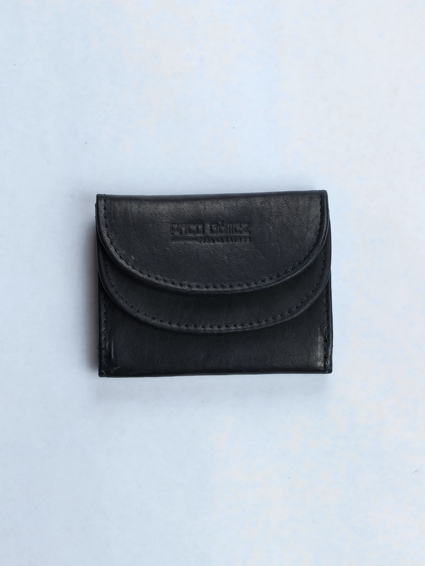 Cartera compacta de piel con solapa redondeada · Negro · imagen 1