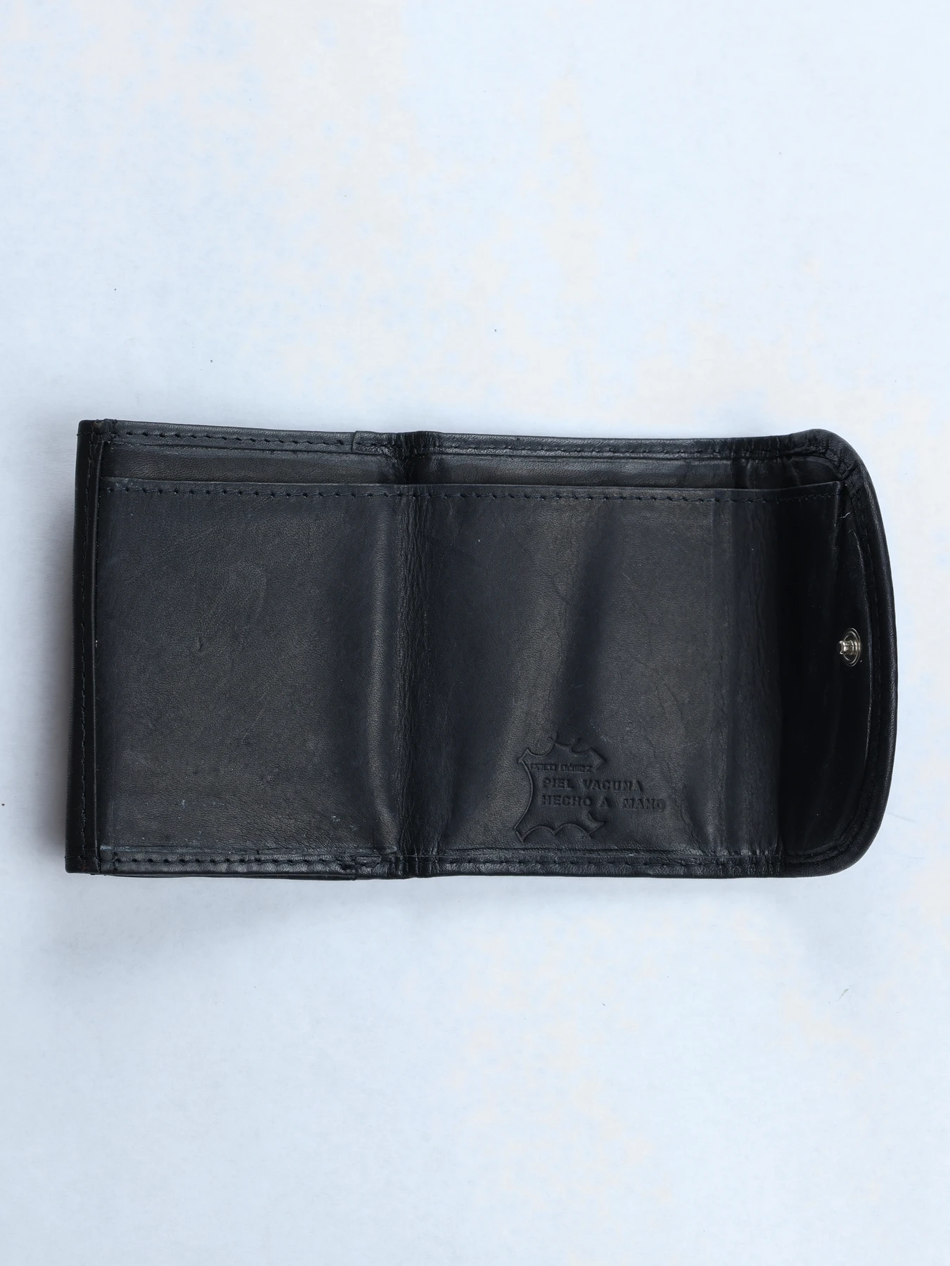 Cartera compacta de piel con solapa redondeada · Negro · imagen 2