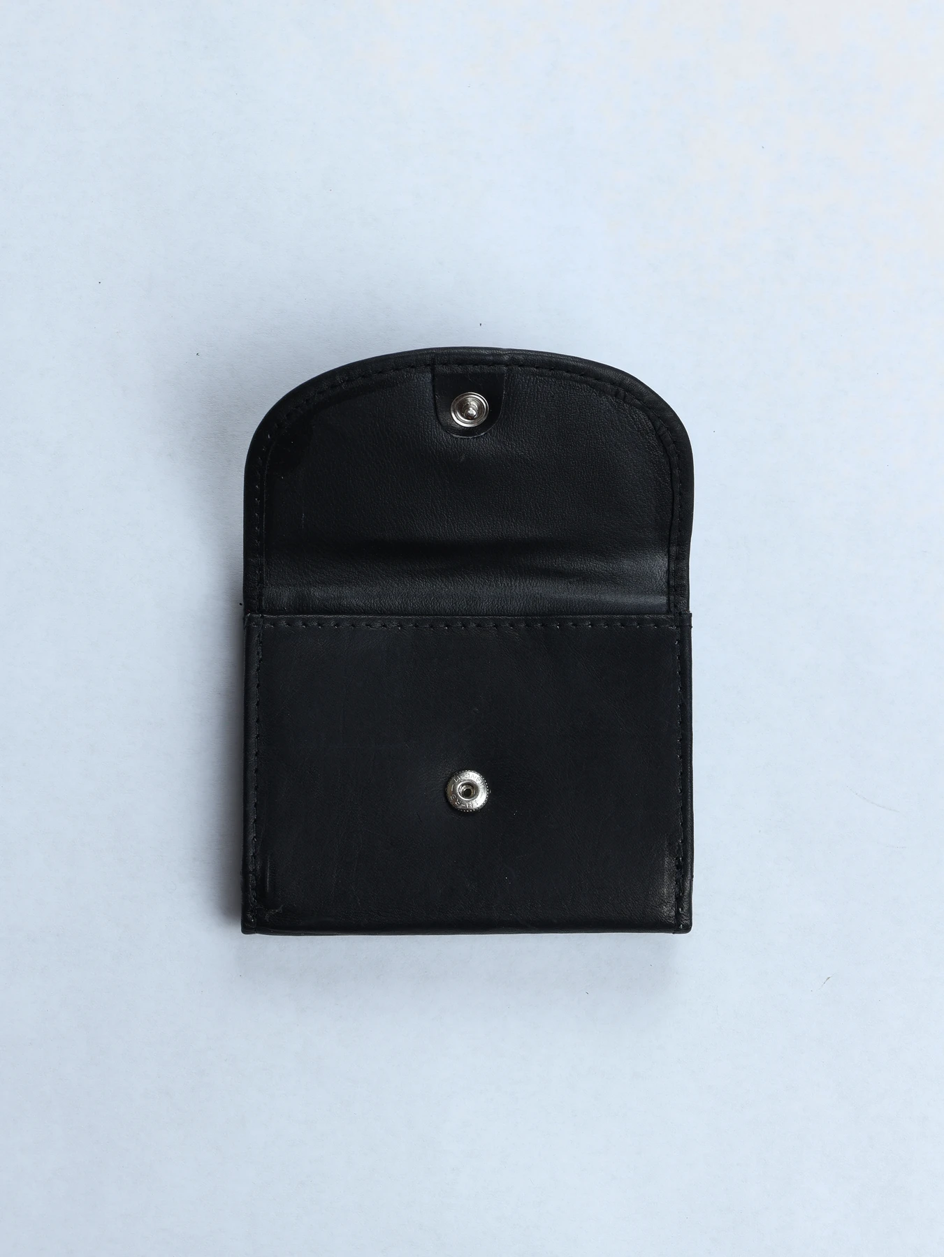 Cartera compacta de piel con solapa redondeada · Negro · imagen 3