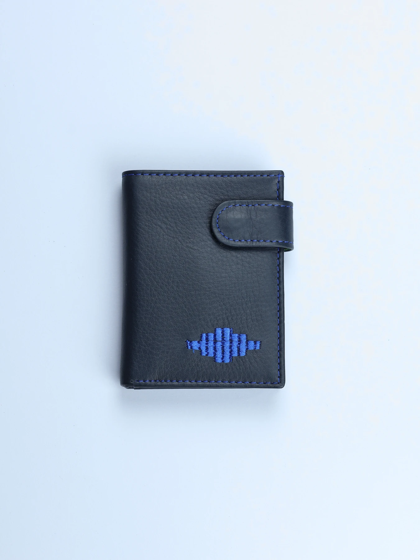 Cartera vertical de piel con detalle geométrico · Negro/Azul · imagen 1