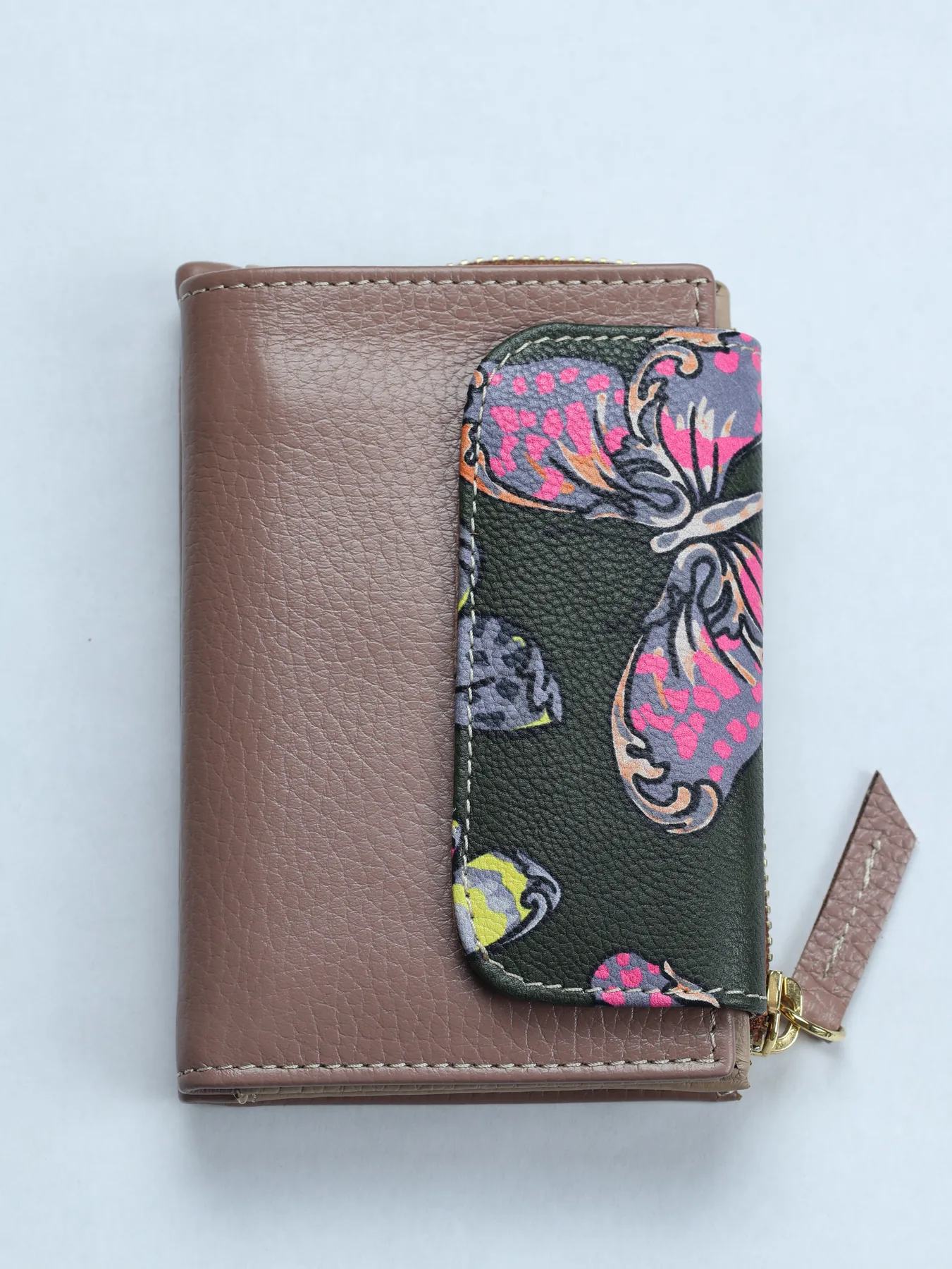 Billetero de piel con mariposa · Maquillaje · imagen 1