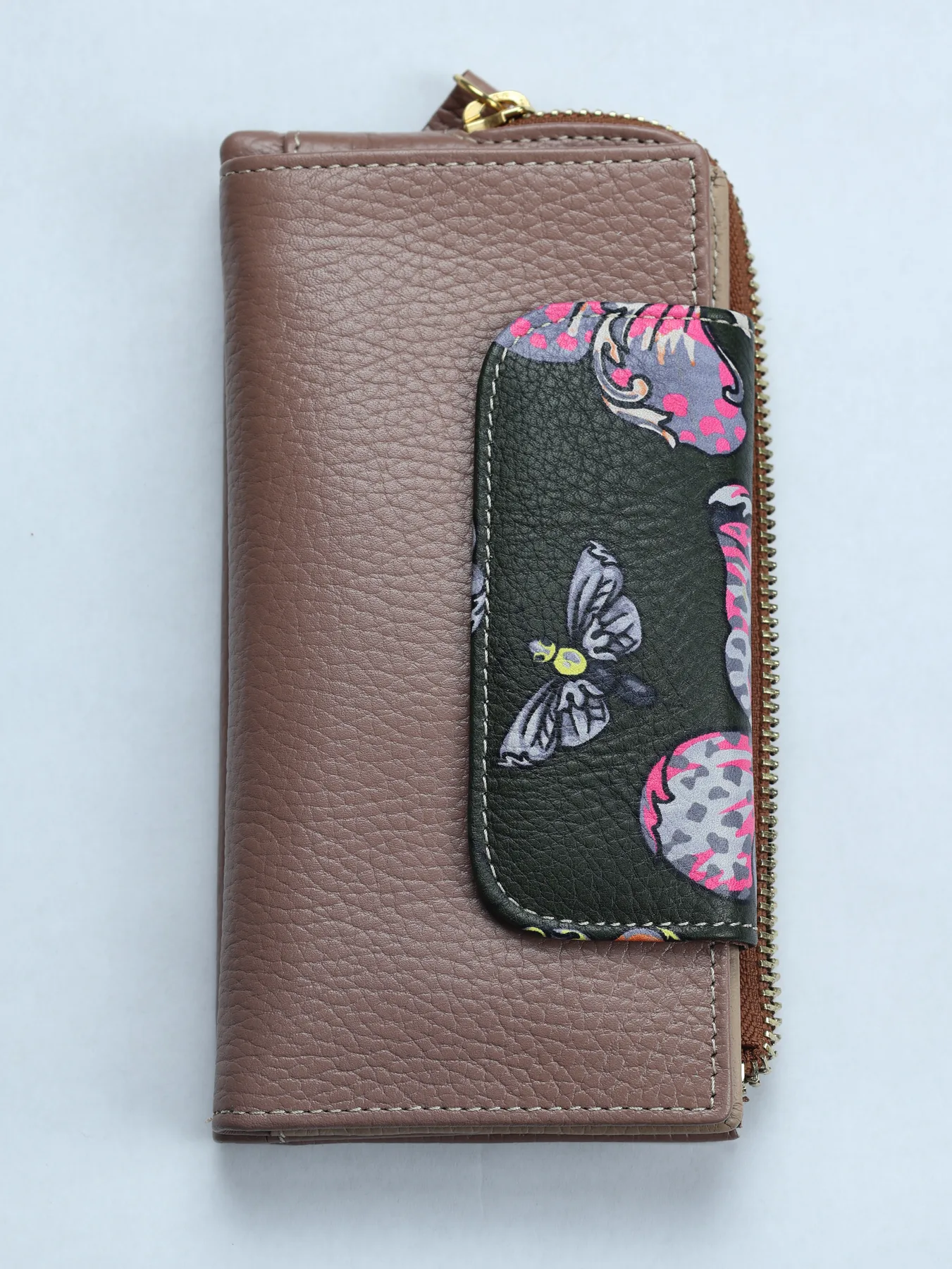 Billetero de piel con mariposa · Maquillaje · imagen 1