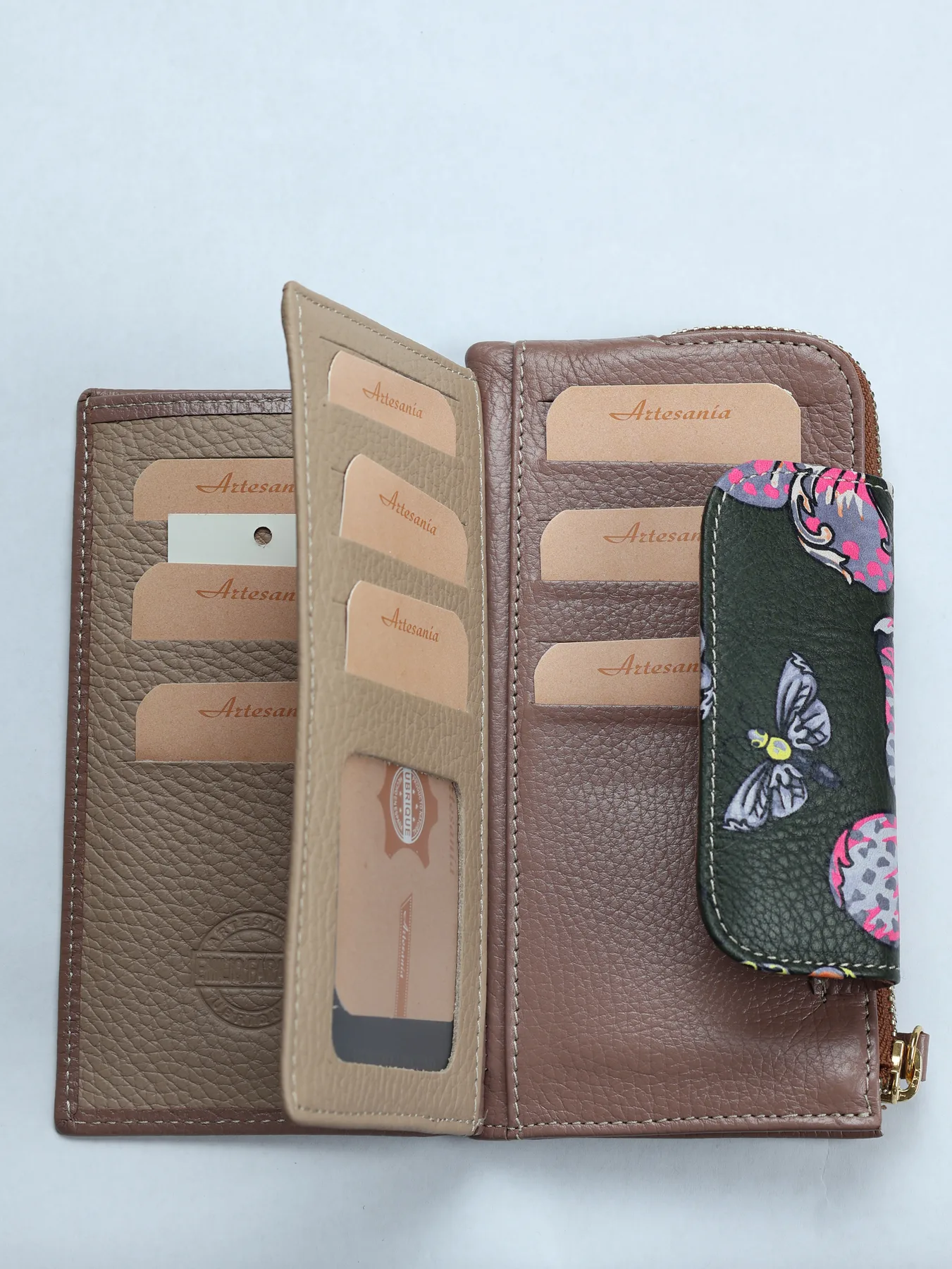 Billetero de piel con mariposa · Maquillaje · imagen 3