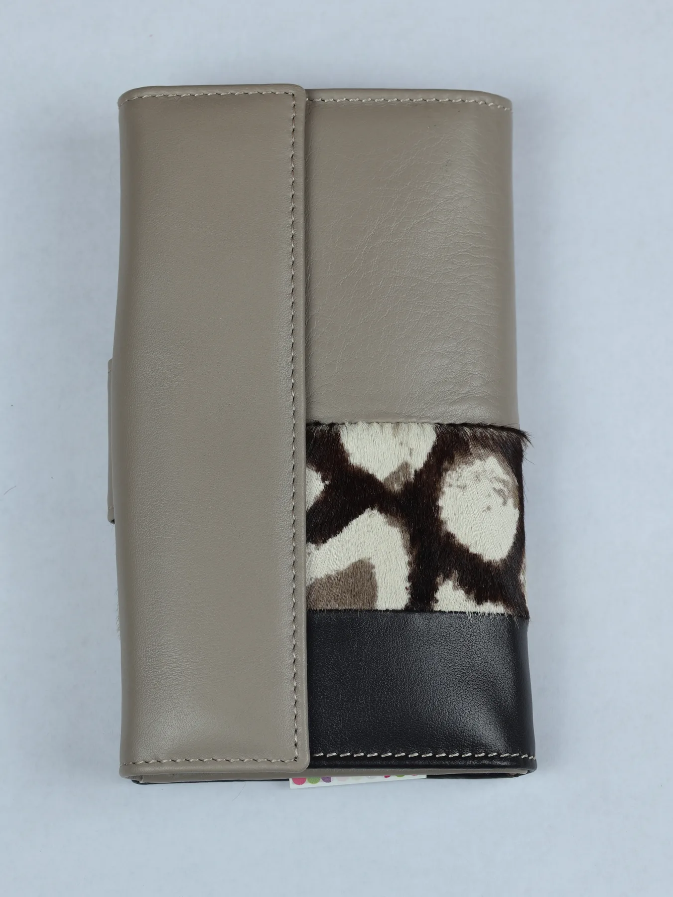 Billetero de piel con pelo · Taupe · imagen 2