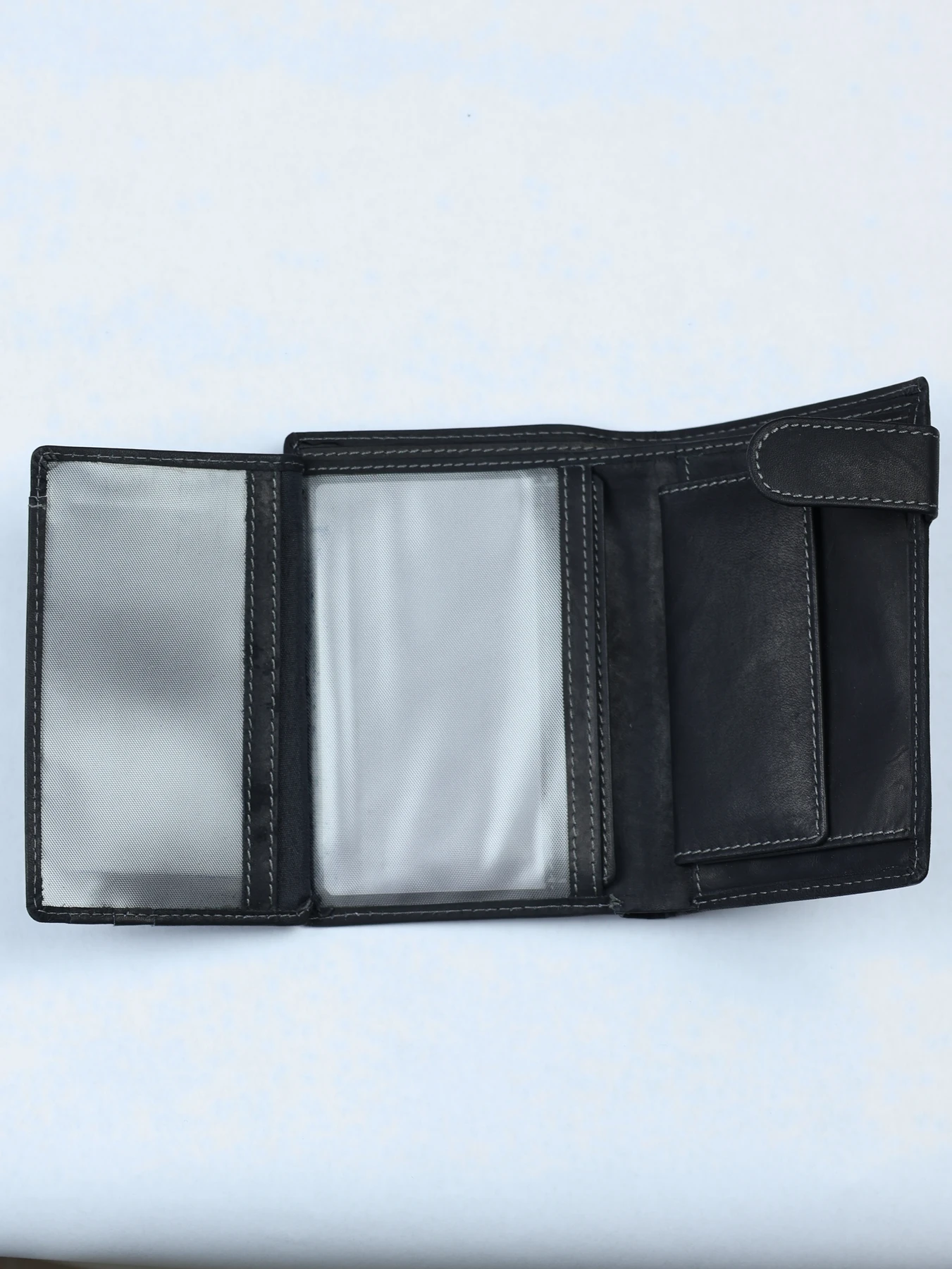 Cartera vertical de piel con ventana de identificación · Negro · imagen 3