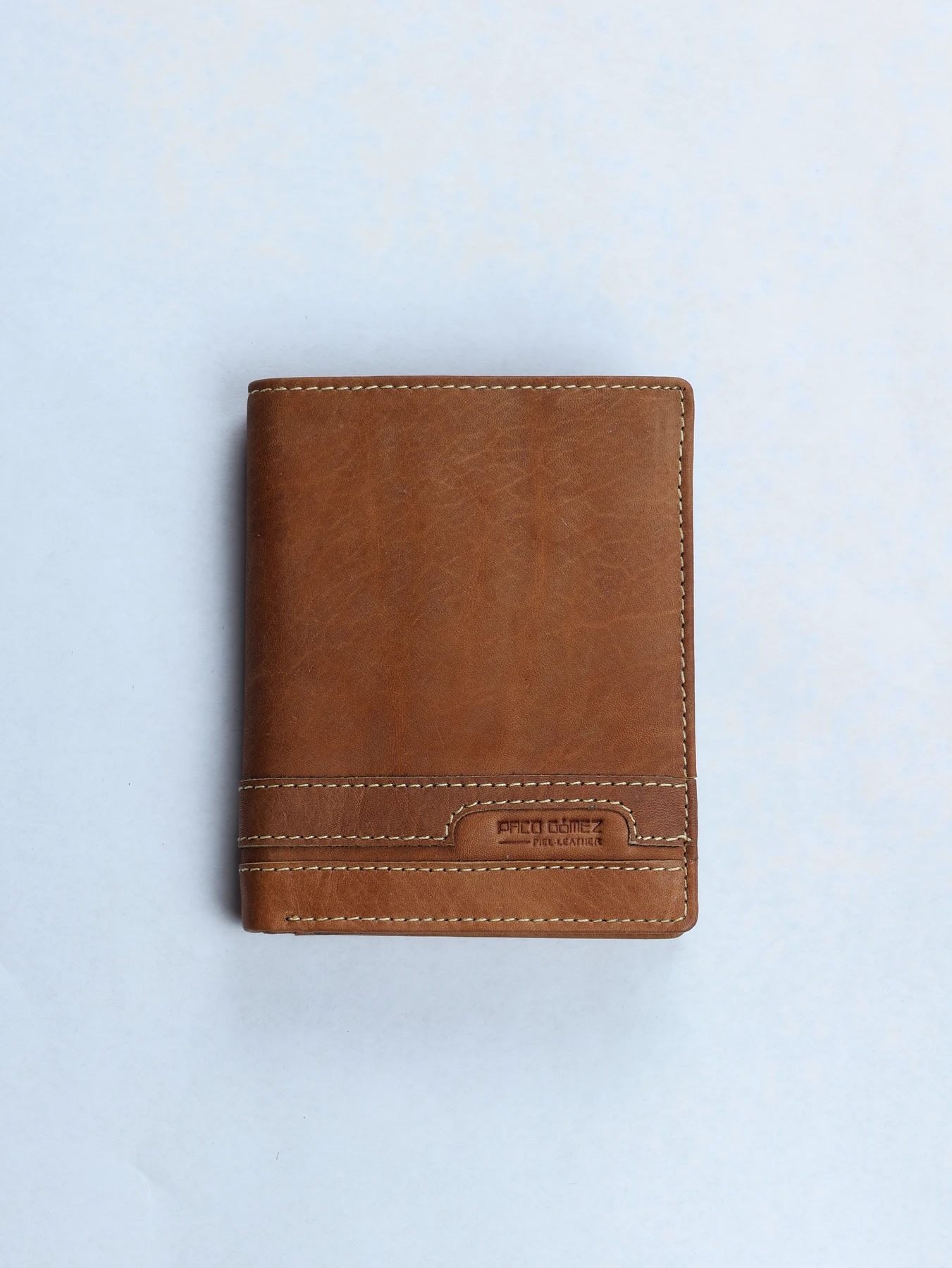 Cartera vertical de piel con grabado · Cuero · imagen 1