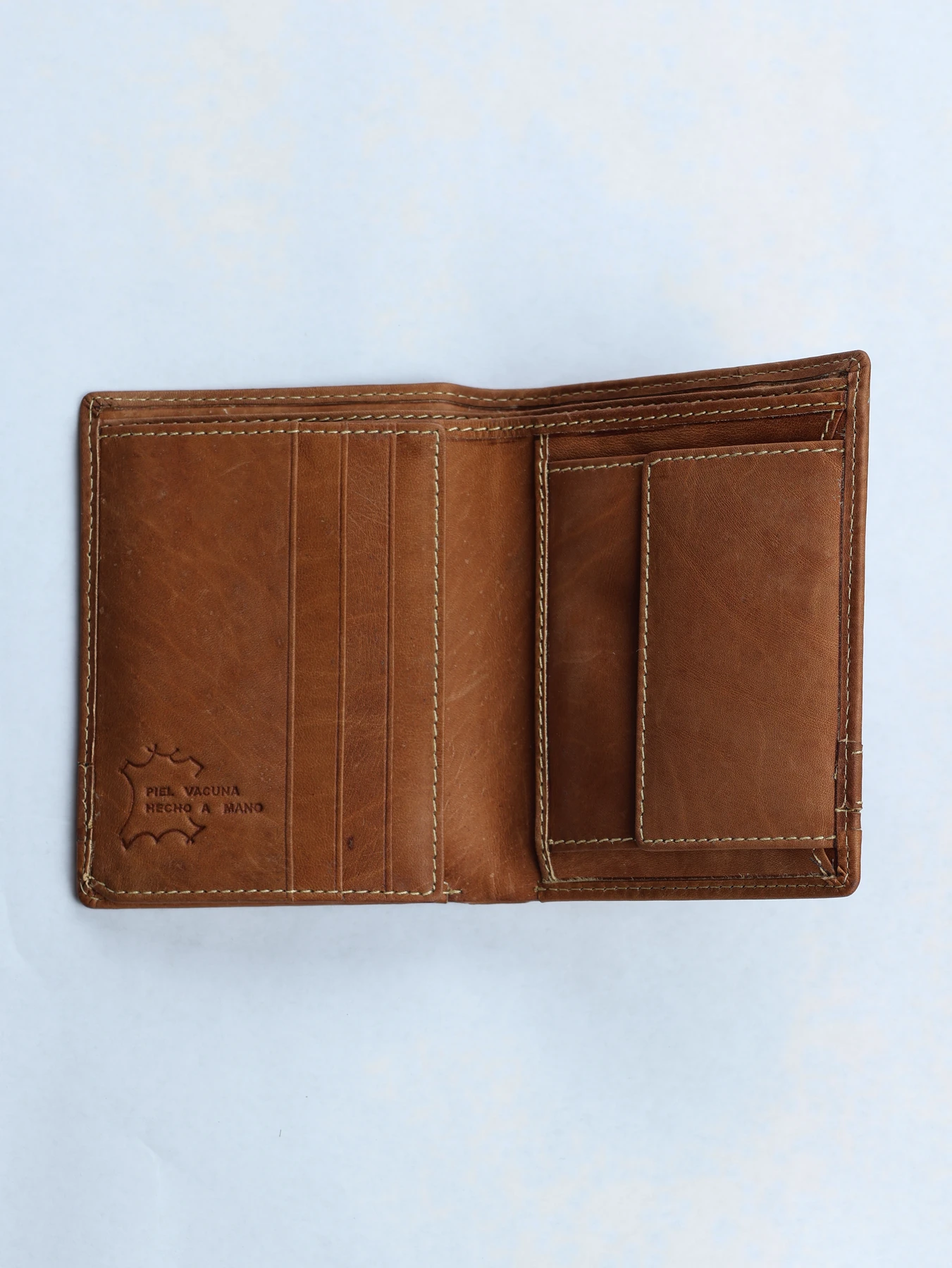 Cartera vertical de piel con grabado · Cuero · imagen 2