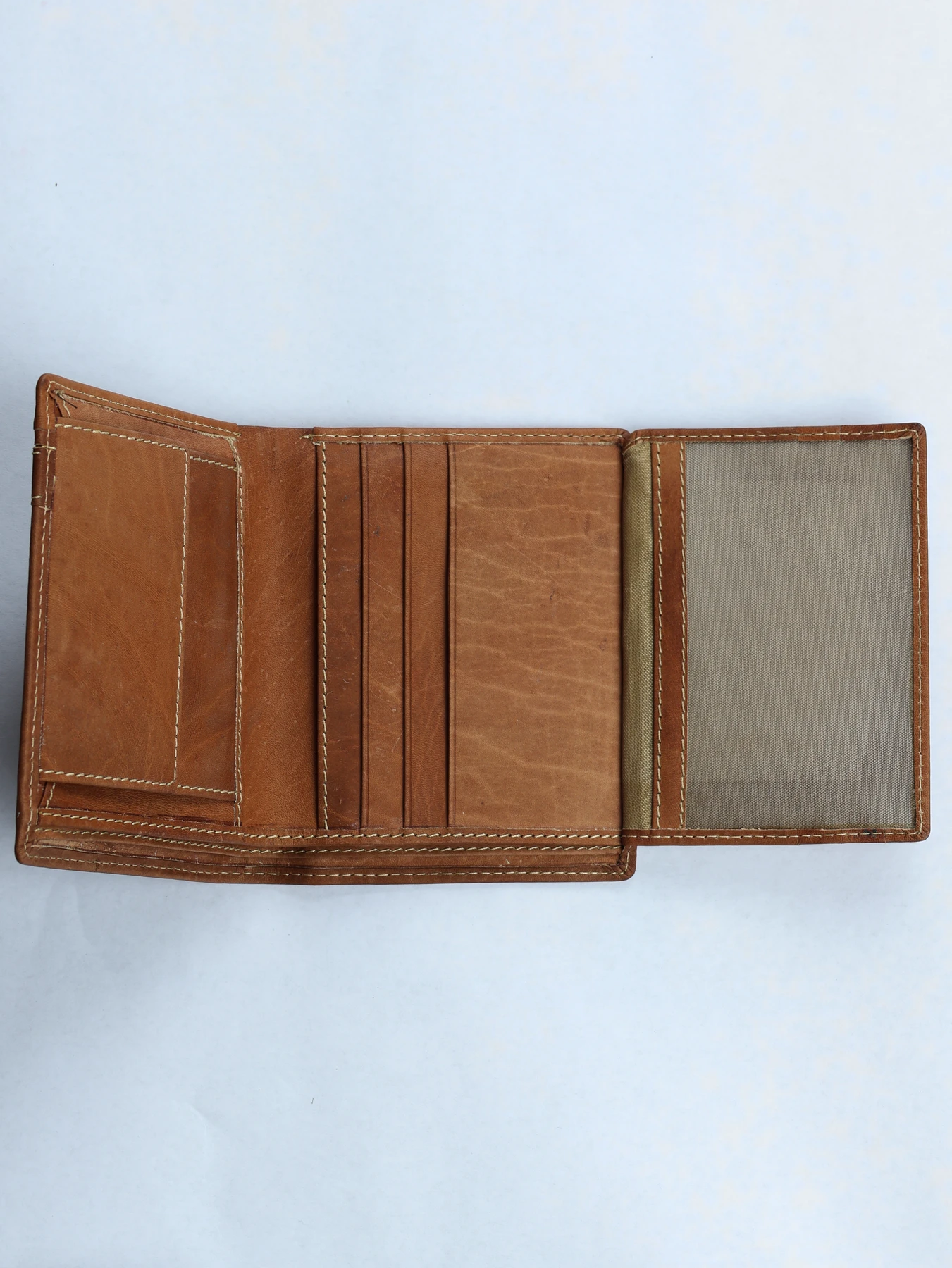 Cartera vertical de piel con grabado · Cuero · imagen 3