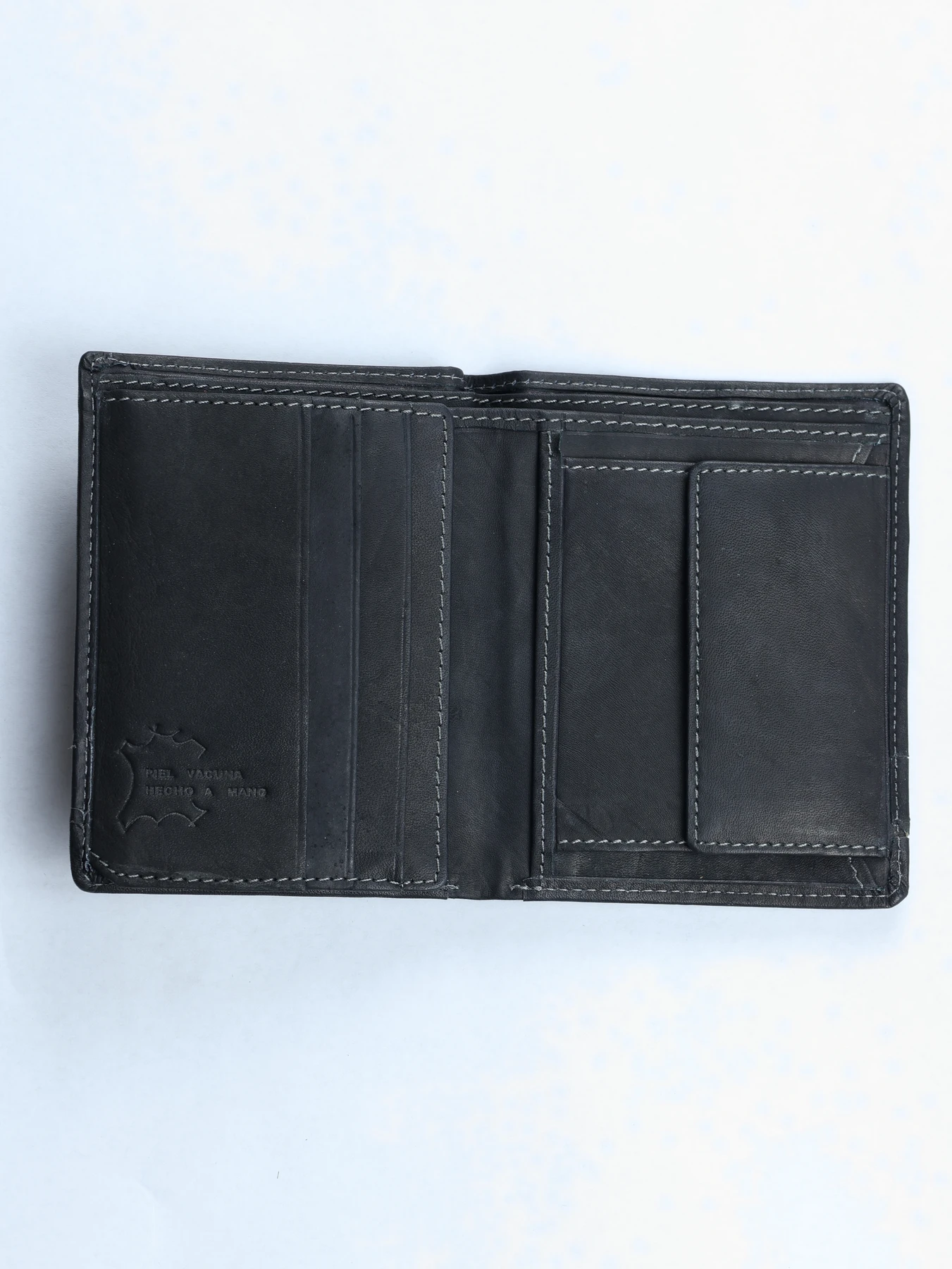 Cartera vertical de piel con grabado · Negro · imagen 2