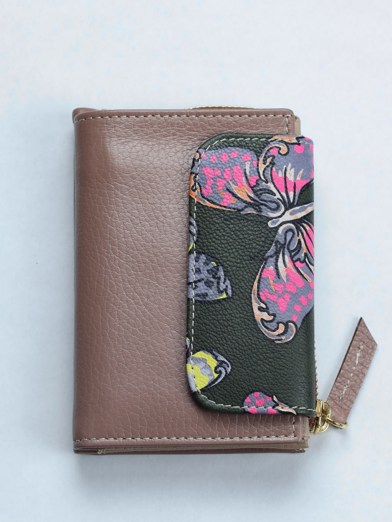 Billetero de piel con mariposa · Maquillaje · imagen 1