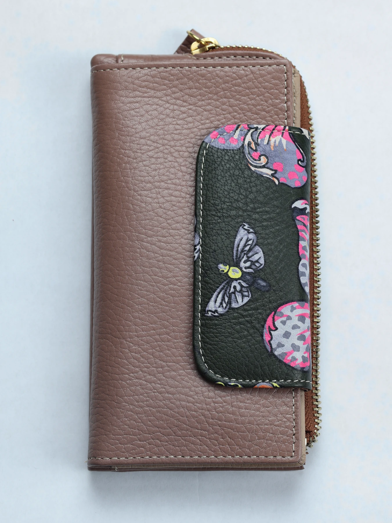Billetero de piel con mariposa · Maquillaje · imagen 1