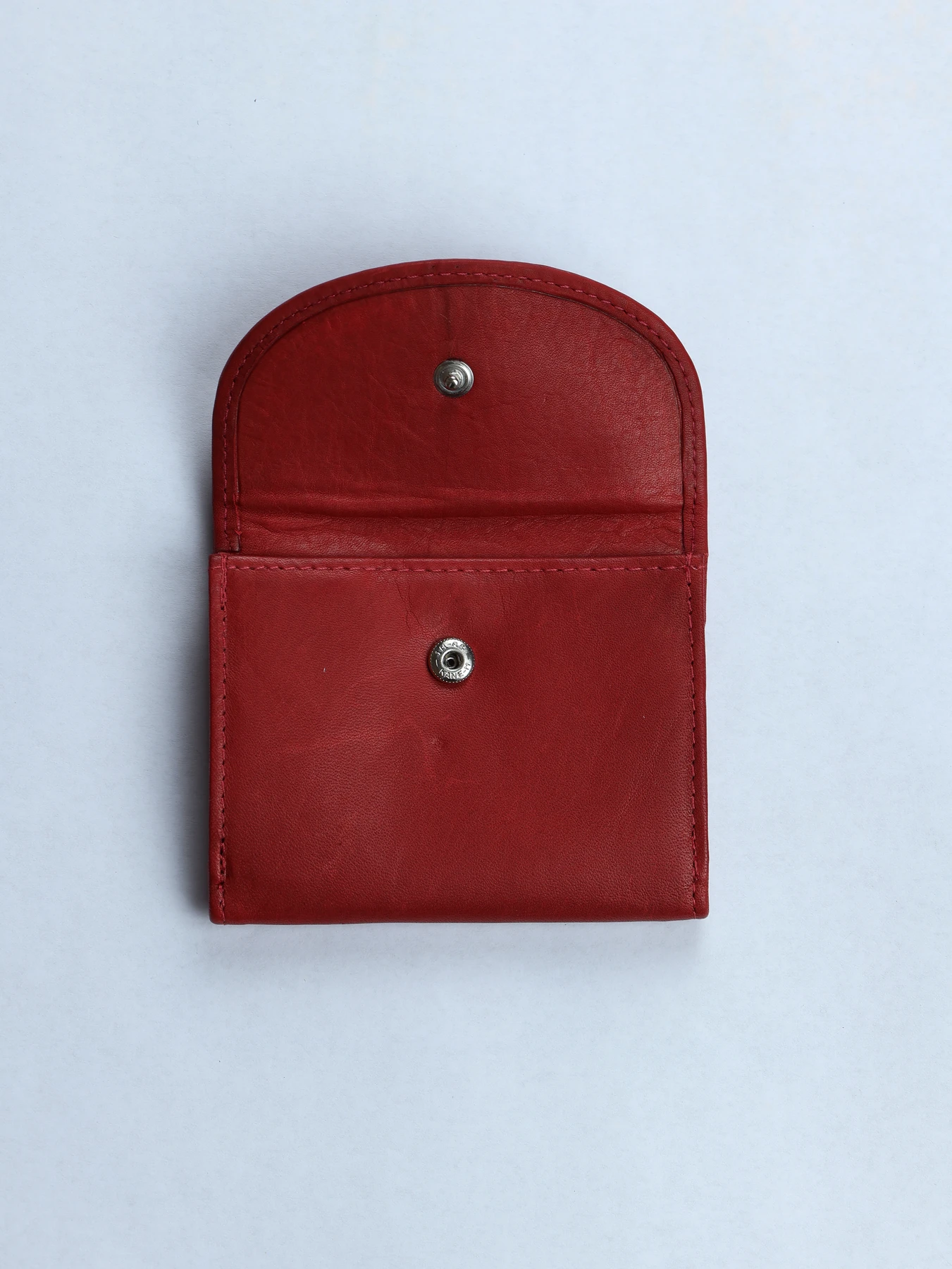 Cartera de piel con solapa redondeada · Rojo · imagen 2
