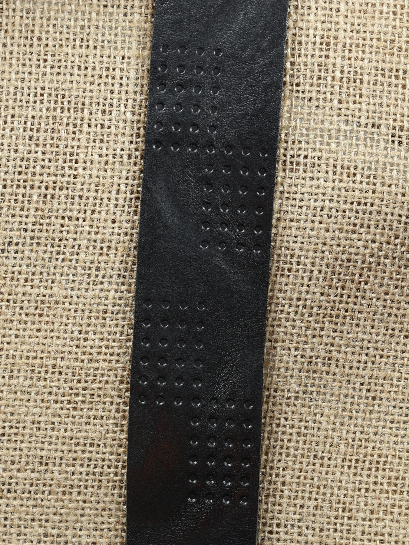 Cinturón de caballero al corte grabado puntos · Negro · imagen 3