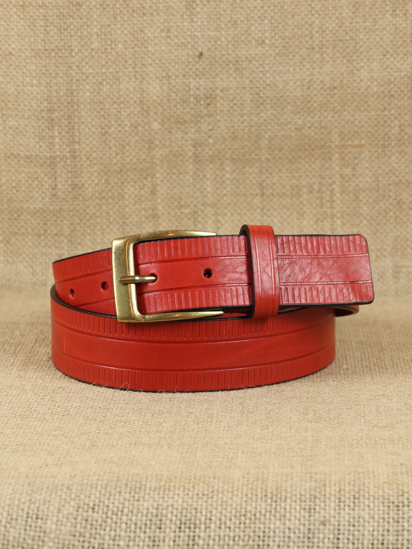 Cinturón de caballero Toi con grabado de líneas laterales · Rojo · imagen 1