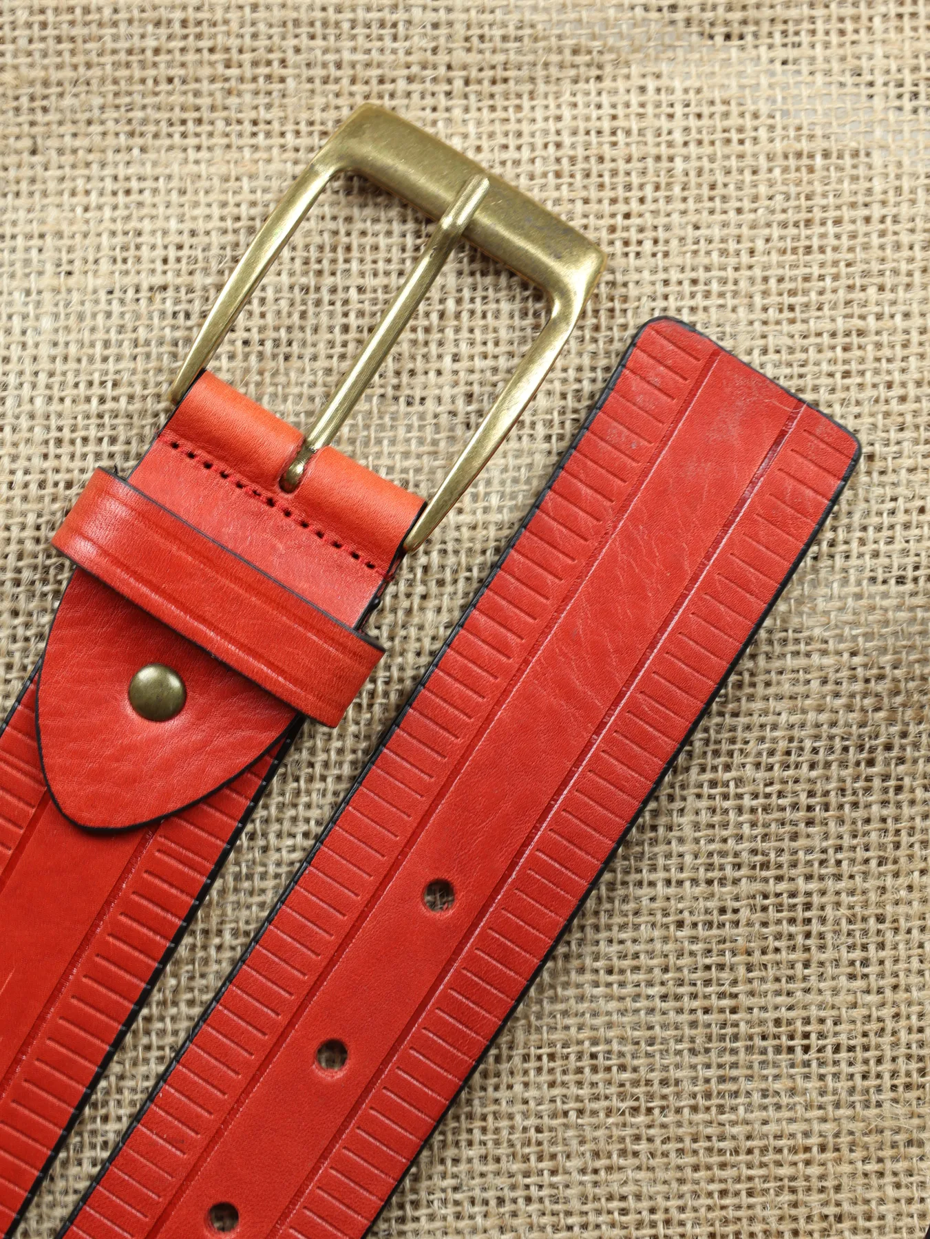 Cinturón de caballero Toi con grabado de líneas laterales · Rojo · imagen 2